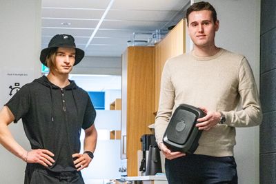 Theis Lien (t.v.) og Torben Aune er gründere i oppstarten Enua. De leder 15 ansatte som jobber med utvikling av programvare til ladeboksen.