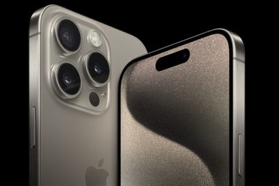 De nye Iphone-modellene overopphetes, ifølge mange brukere. Avbildet er toppmodellen iPhone 15 Pro.