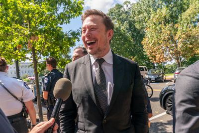 Elon Musk, toppsjef for X (tidligere Twitter), snakker med reportere på Capitol Hill før en senatshøring onsdag.