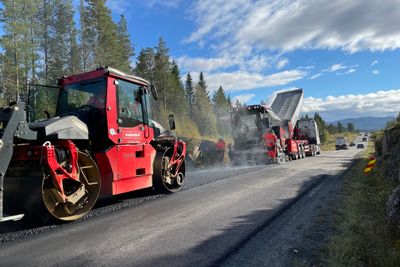 Veidekke legger 200 tonn miljøasfalt på en prøvestrekning på E14 mellom Meråker og Storlien på oppdrag for Statens vegvesen i 2021.