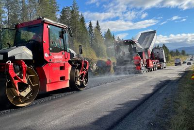 Statens vegvesen har kommet langt i å kutte CO2-utslipp fra asfalt. Nå skjerpes kravene i øvrig drift, vedlikehold og utbedring av vei.