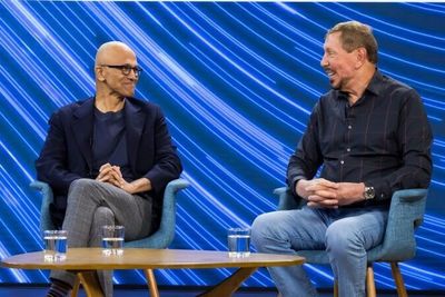 Microsofts toppsjef Satya Nadella fant tonen med Oracle-topp Larry Ellison, som i går besøkte Microsoft i Redmond for aller første gang i karrieren.