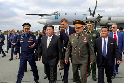 Nord-Koreas leder Kim Jong-un og den russiske forsvarsministeren Sergej Sjojgu inspiserer bombefly på en russisk militærbase.