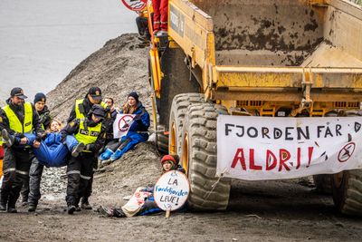 Aksjonister har flere ganger demostrert ved Førdefjorden i forbindelse med saken. Mandag møtes partene i retten.
