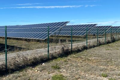EU-landenes storsatsing på solkraft er en klimamessig suksess, men også en gavepakke til kinesisk industri. Dette er en solcellepark i Aude i Frankrike. 