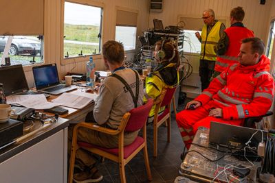 Personell fra FFI, Vegvesenet og Redningshelikoptertjenesten fyller opp operasjonssentralen for høyeffektsjammingen under jammetesten på Andøya i fjor. Det kan bli enda trangere i år.