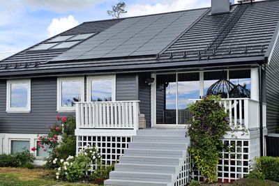 Dette huset i Melsomvik var ett av 4448 bygg som fikk solceller i andre kvartal 2023.