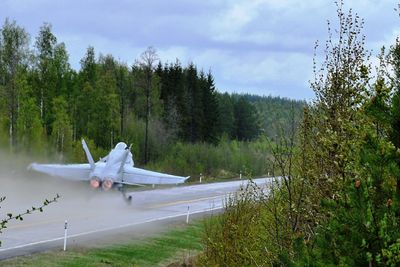 Finsk F/A-18C Hornet tar av fra en såkalt vägbas.