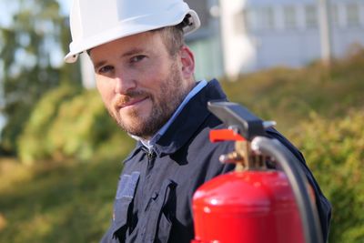 Anders Rørvik Ellingbø, som er branningeniør og leder for skadeforebyggende avdeling i forsikringsselskapet If, advarer om faren for batteribrann. 