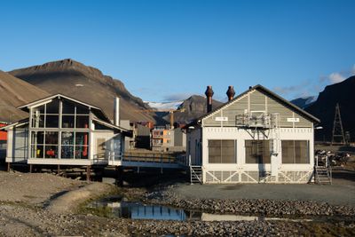Fyrhus og reservekraftverket i Longyearbyen skal fra oktober 2023 erstatte kullkraftverket. Et nytt kraftverk med nye multifuel- motorer skal på plass i 2025.