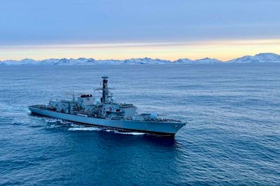 Den britiske Type 23-fregatten HMS Somerset i norske farvann i mars 2023. I løpet av dette året skal NSM-missilene være på plass om bord på skipet.