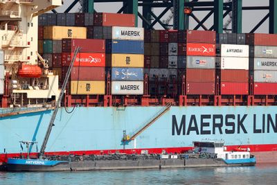 Et Maersk-skip bunkrer tungolje. Amazon, Ikea, Philips, Nike, Schneider Electric, Patagonia og mange andre kjente merkenavn vil nå betale mer for transport med skip som bruker nullutslippsdrivstoff.