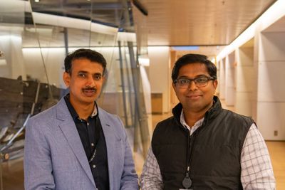 Avesh Godase og Satya N. Sundararajan jobber med Site Reliability Engineering (SRE) i DNB. Foto: TUM Studio