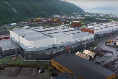 I mars ble første byggetrinn av batterifabrikken Giga Arctic på Mo ferdigstilt, men videre utvikling av anlegget settes nå på pause.