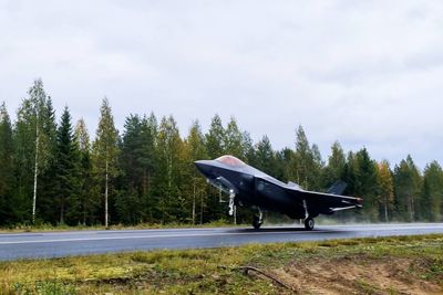 To norske F-35A landet på Tervo vegbase i Finland i 15-tida torsdag 21. september etter samtrening med finske F/A-18 Hornet.