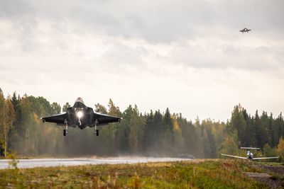 Norske F-35A gjennomfører «touch and go» på motorvei i Finland for første gang, torsdag 21. september.