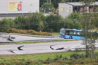 E6 ved Stenungsund er stengt i begge retninger etter at vedvarende regn har forårsaket et stort synkehull som flere personbiler og en buss kjørte i. Tre personer skal være skadd.