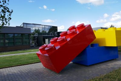 Danske Lego gir opp forsøket på å lage klosser av gjenvunnet plast. 