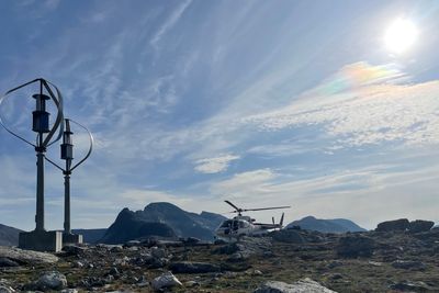 Basestasjonen Telia har satt opp i Trollstigen. Turen opp har gått med helikopter, for å få opp nye solcellepaneler.