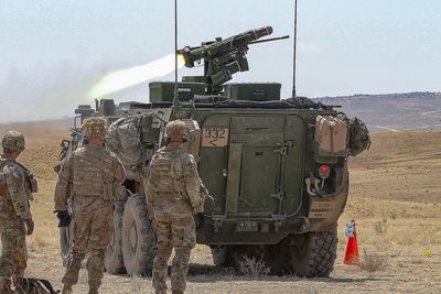 Skarpskyting med Javelin panservernmissil fra en Crows-J montert på en Stryker PPK på Fort Carson i Colorado i april 2022.