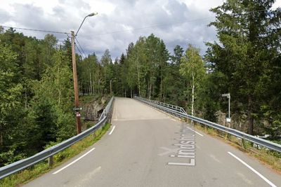 Brufoss bru er ikke lengre enn 20 meter eller så. En del laksefiskere bruker brua til å krysse elva i sesongen.