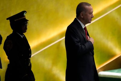Tyrkias president Recep Tayyip Erdogan blir her eskortert til podiet under møtet i FNs generalforsamling tirsdag.