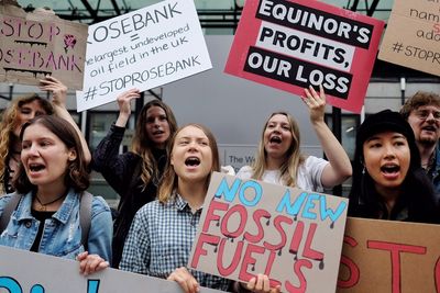 Greta Thunberg er blant dem som har deltatt i protestene mot Equinors Rosebank-felt. Nå har selskapet fått tillatelse til utbyggingen og vil bruke 41 milliarder kroner på feltet. 