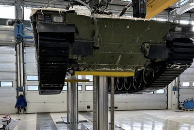 Saksøkeren, selskapet Rubix har blant annet levert bukker som kan løfte de tunge CV 90-vognene i Porsanger leir.