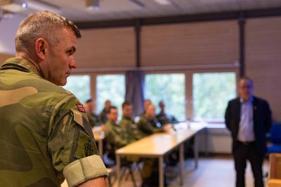 Generalmajor Lars Lervik, sjef for Hæren, på Rena i forbindelse med kunngjøringa tidligere i september om at regjeringen utløser opsjonen på et ekstra simulatorsett i forbindelse med kontrakten om 54 Leopard 2A8-stridsvogner.