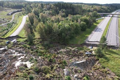 E6 ved Stenungsund er stengt i begge retninger etter at vedvarende regn har ført til et stort ras. Veien vil være stengt i lang tid.