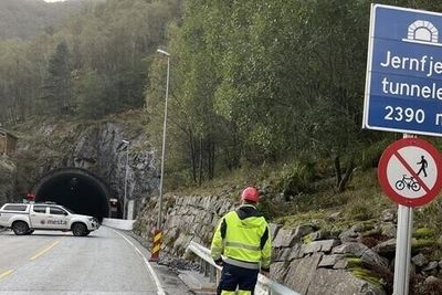 Statens vegvesen jobbet hele natten for å kartlegge skadene i Jernfjelltunnelen, og kunne åpne den for kolonnekjøring torsdag morgen.