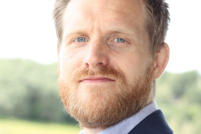 − Spionvaren kan brukes til å få tilgang til nesten alt på telefonen, inkludert lagrede passord, å ta opp samtaler, lese meldinger, se bilder og skjule at andre skadelige apper kjører på telefonen, skriver Simen Bakke.