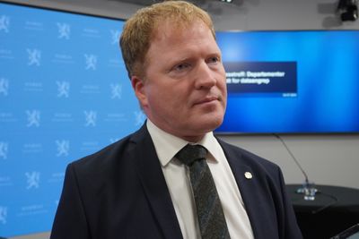 Kommunal- og distriktsdepartementet får ansvar for det nye forvaltningsorganet. Her er ansvarlig minister Sigbjørn Gjelsvik på pressekonferanse om dataangrepet mot departementene.