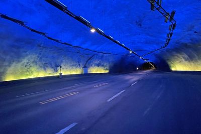 E16 Lærdalstunnelen som er verdens lengste vegtunnel, med sine 24,5 kilometer.