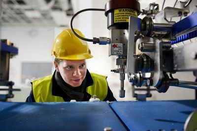 Martin Rasmussen i Primex Norway automatiserte filetproduksjonen i fiskehallene allerede i 2017. Men her er Norge fortsatt en stor sinke. Sverige, Finland og Danmark ligger milevis foran oss. Der er den nye normalen å benytte seg av robotisering, 3D-printing, skytjenester og kunstig intelligens i tjeneste- og produktproduksjonen, ifølge Abelia.