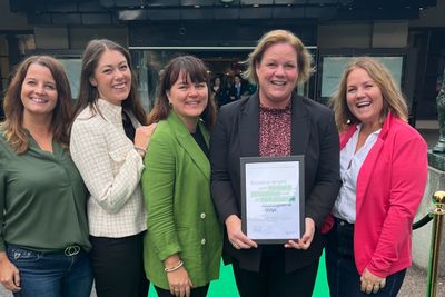 Glade prisvinnere. Fra venstre: Tone Larsen, Maria Aarsand Kibsgaard, Merete Løland, Beate Lassen og Henriette Høyer.