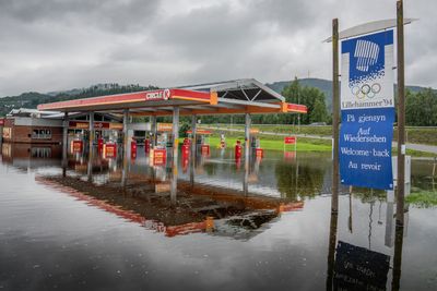 Kunne mer myr og gammelskog gitt mindre av dette? Her et oversvømt Strandtorg i Lillehammer i etter uværet Hans.