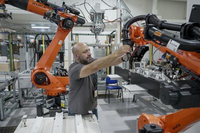 Corvus har investert i en ny produksjonslinje i fabrikken som ble åpnet i 2019. Også den har sprengt kapasietet. Ny fabrikk er på tegnebrettet. Her klargjør Hector Castilla en av robotene.