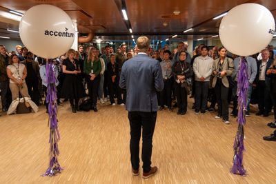 Administrerende direktør Torbjørn Eik-Nes ønsker Accenture-ansatte velkommen til første dag i nye lokaler.