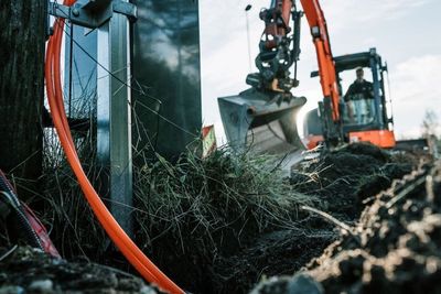 Entrepenøren krever at Telenor fjerner ubrukte coaxkabler i en rørtrase de har stått for utbyggingen. Selskapet krever også betalt for uavklart bruk som har pågått i en årrekke.