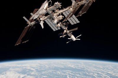Den internasjonale romstasjonen (ISS) må foreta manøvre for å unngå kollisjon med romskrot. 