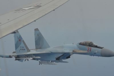 Russisk Su-35S farlig nær en amerikansk P-8A Poseidon, ifølge US Navy, over Middelhavet i 2020.