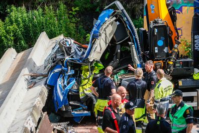 Sammenstøtet med brua førte til at et betongelement falt ned på lastebilens førerhus. Foto: Tuva Åserud / NTB