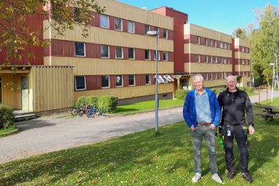 Daglig leder Lars J. Bjerkvoll og rørlegger Steinar Johansen i Stange kommunale boligforetak håper å kunne etterisolere denne kommunale blokka fra 1974. Det kan halvere energiforbruket til oppvarming, tror Bjerkvoll.