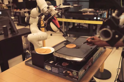 Roboten lærer som et barn ved å etterligne en voksen person.