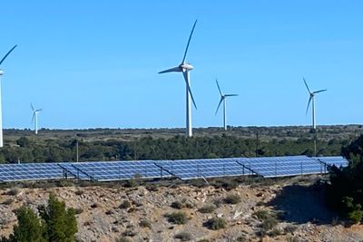Mer sol- og vindkraft inn i strømproduksjonen krever tilgjengelig balansekraft. EUs energitilsyn Acer er bekymret for at det kan bli for mye gass- og kullkraft i medlemslandenes kapasitetsmekanismer. Bildet er fra Aude i Frankrike. 