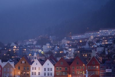 Tåke over Bryggen i Bergen. Det norske konsulentselskapet som klagde på en offentlig anskaffelse, gikk på tap og ser også tåke i horisonten: – Vi taper en signifikant del av vår omsetning, forteller selskapets daglige leder til Digi.