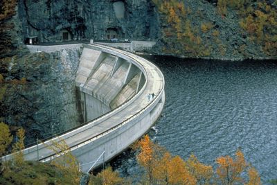 Byggingen av Alta kraftverk og Alta-Kautokeino-vassdraget, var svært omstridt og som medførte store sivile ulydighetsaksjoner på 1970-og begynnelsen av 1980-tallet.