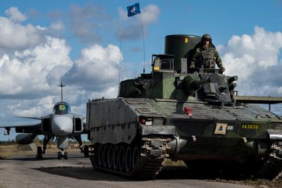 Sverige bidrar med flere deler og mer ammunisjon til allerede donerte CV 90 stormpanservogner, og de vurderer nå å støtte Ukraina også med Jas-39 Gripen kampfly.