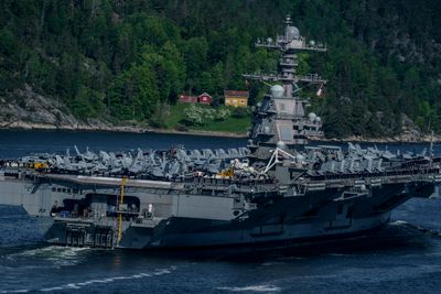 Det amerikanske hangarskipet USS Gerald R. Ford på vei inn Oslofjorden i mai. Nå skal flåten som inkluderer verdens største krigsskip, seile nærmere Israel.